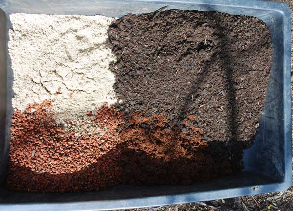 How do you make soilless potting mix?